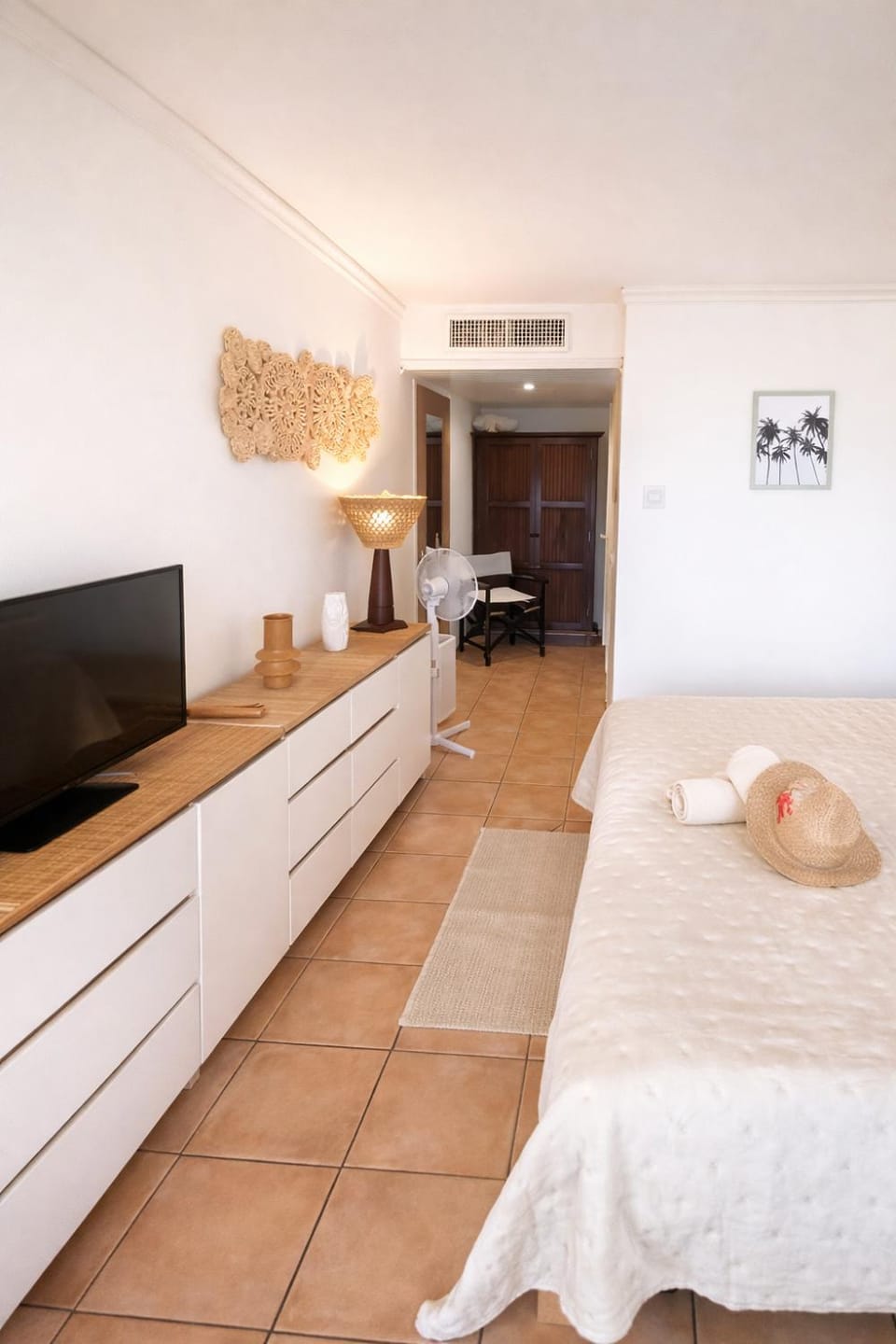Bed, TV and multimedia, Photo of the whole room, Bedroom, towels