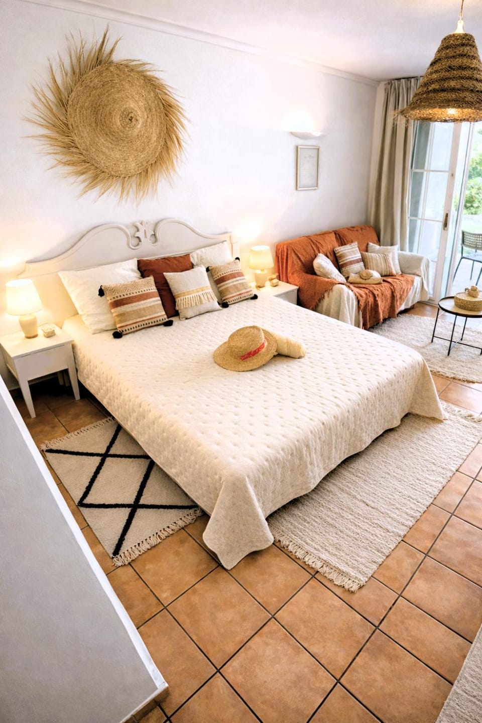 Bed, Living room, Photo of the whole room, Seating area, Bedroom
