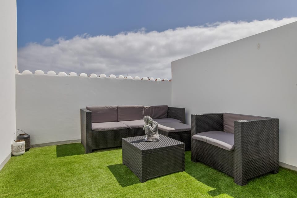 Property building, Balcony/Terrace, Living room