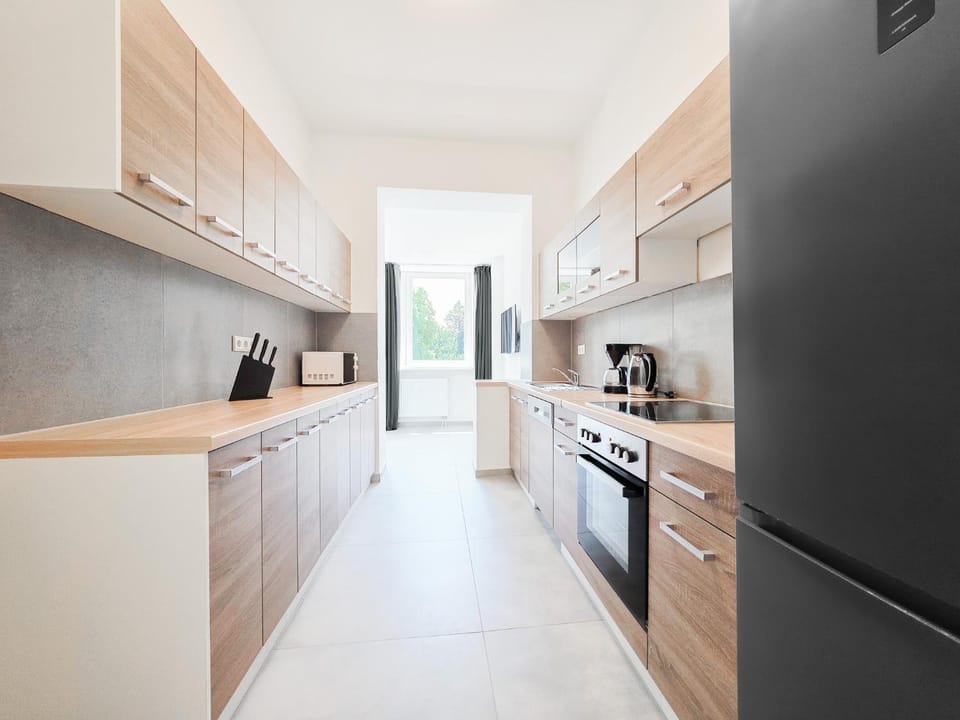 Coffee/tea facilities, dishwasher, microwave, oven, stove, kitchen
