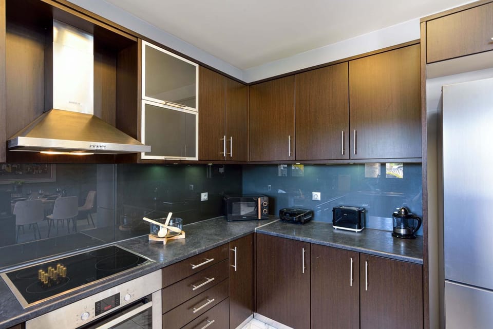 Coffee/tea facilities, Kitchen or kitchenette, stove, toaster