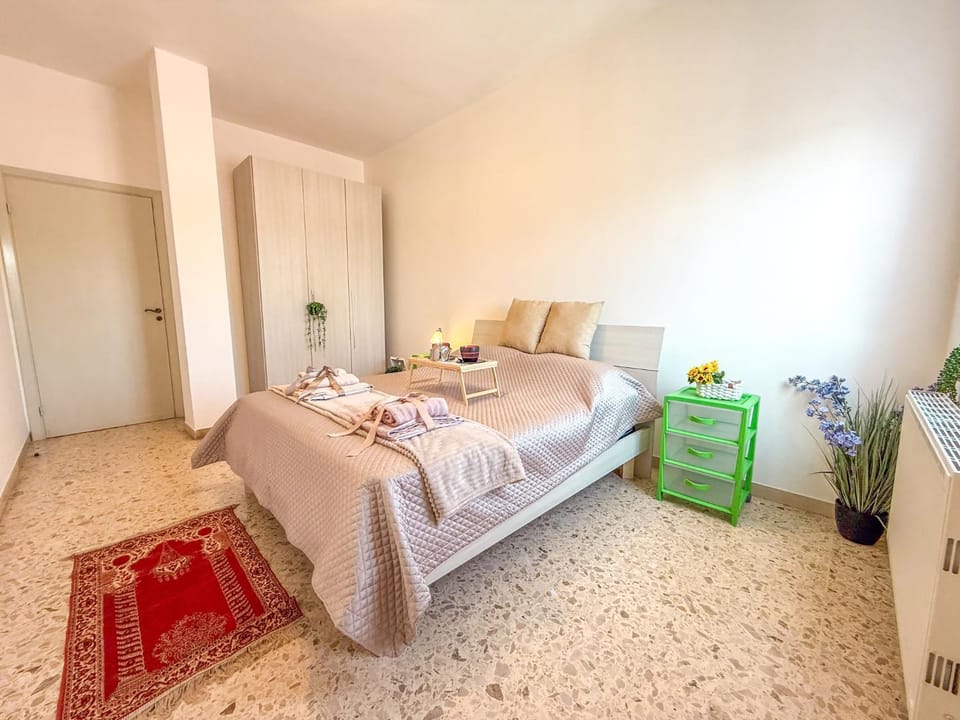 Bed, Photo of the whole room, wardrobe