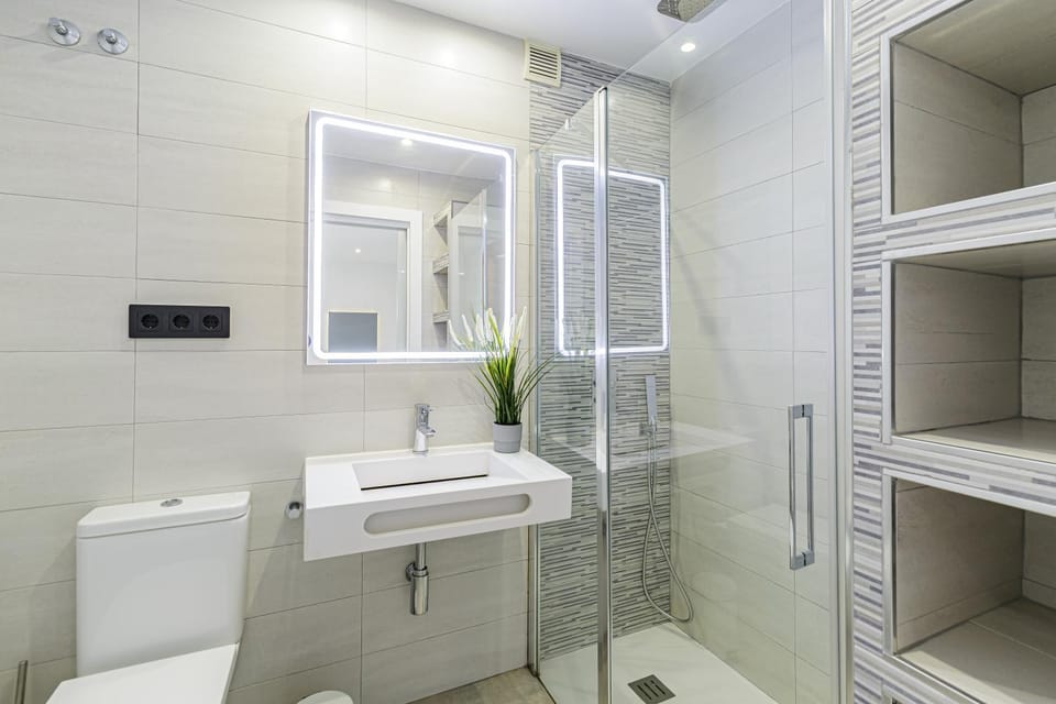 Shower, Toilet, Bathroom, bidet, towels