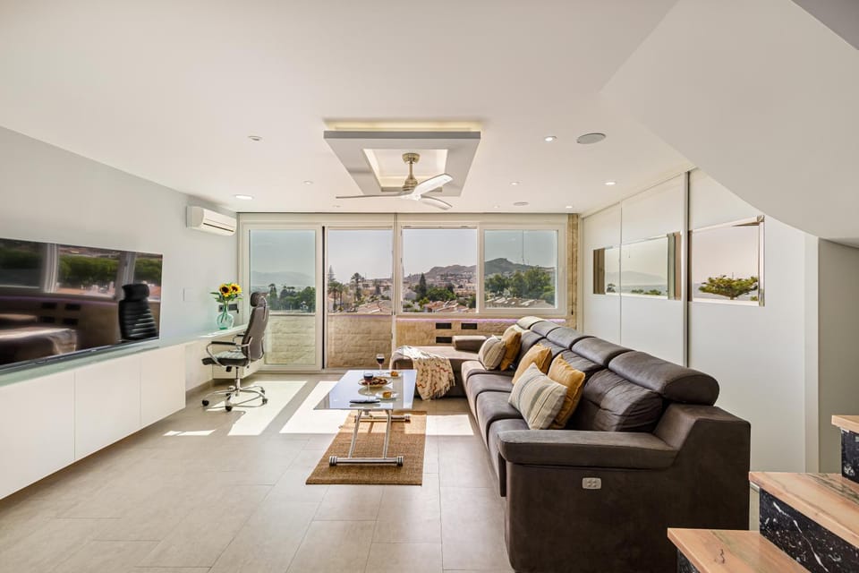 TV and multimedia, Living room, Dining area, Evening entertainment, Meeting/conference room, City view, Sea view