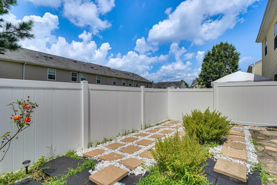 6 Mi to Dtwn Raleigh: Townhome w/ Fenced Patio! House in Raleigh