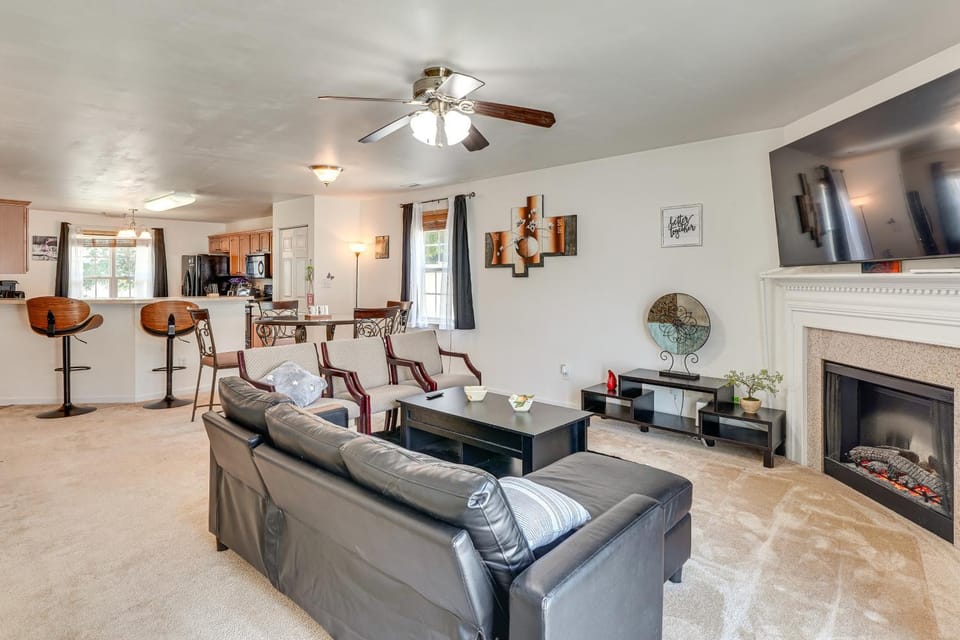 6 Mi to Dtwn Raleigh: Townhome w/ Fenced Patio! House in Raleigh