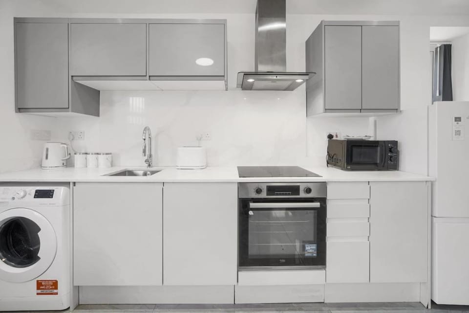 Kitchen or kitchenette, oven, toaster, washing machine