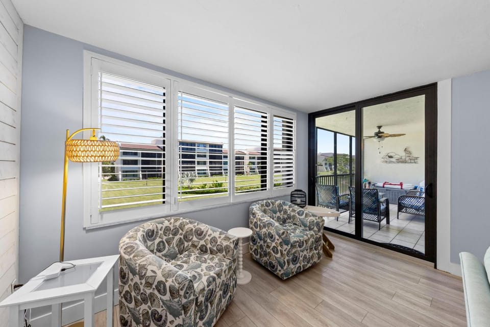 Beachfront, 3 Bikes, CoolCabana & FREE GOLF House in Sanibel Island