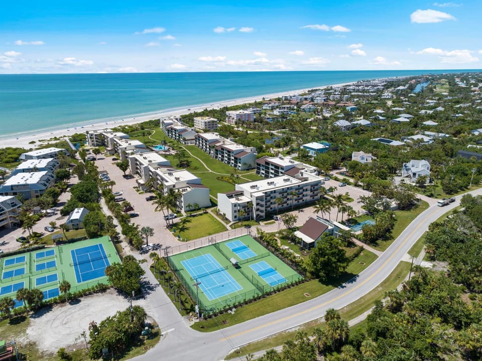 Beachfront Loggerhead Cay Pool Pickleball & Bikes House in Sanibel Island