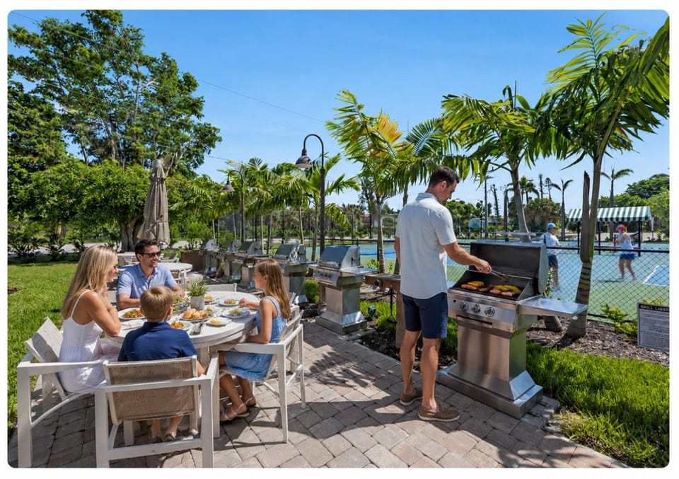 Beachfront Loggerhead Cay Pool Pickleball & Bikes House in Sanibel Island