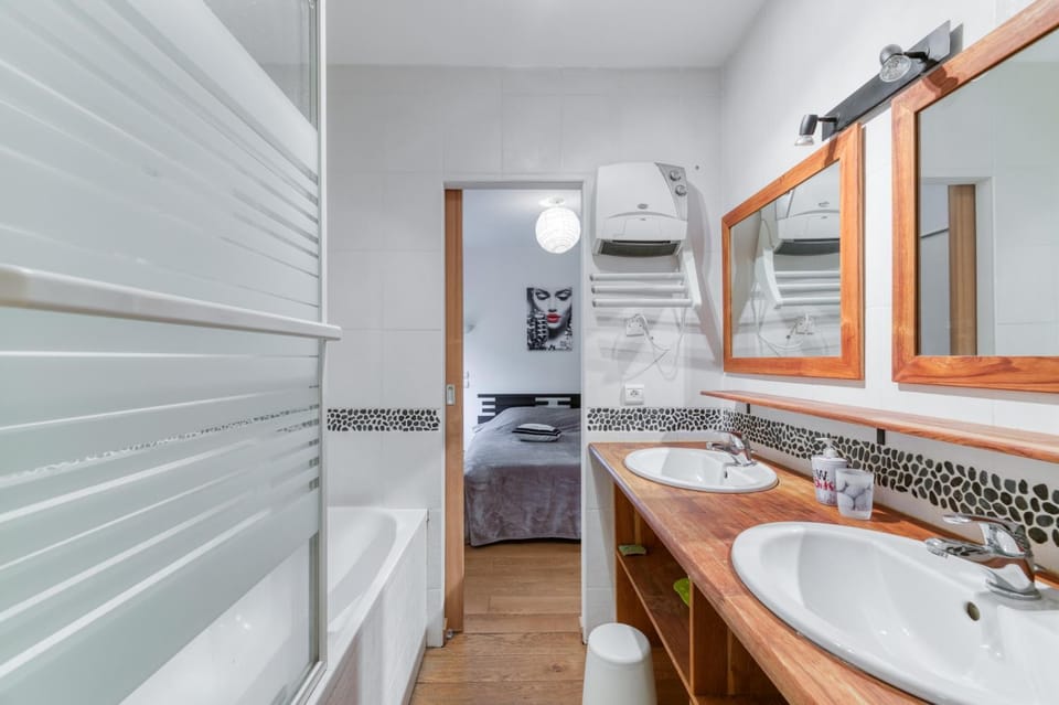 Bathroom, Living room