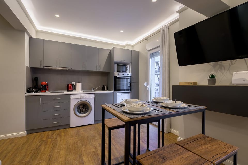 TV and multimedia, Coffee/tea facilities, Kitchen or kitchenette, Photo of the whole room, Dining area, internet, microwave, oven, washing machine