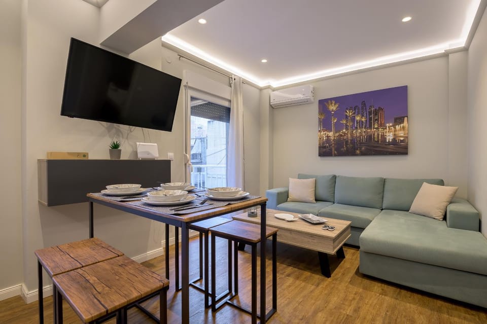 TV and multimedia, Living room, Seating area, Dining area, air conditioner