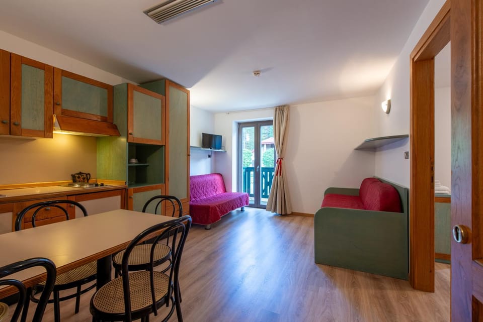 Kitchen or kitchenette, Living room, Seating area, Dining area