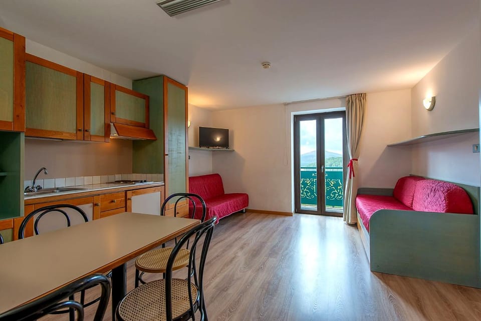 Kitchen or kitchenette, Living room, Seating area, Dining area, stove