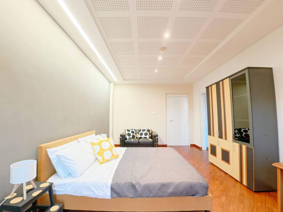 Bed, TV and multimedia, Photo of the whole room, Seating area, Bedroom, heating, locker, wardrobe, air conditioner