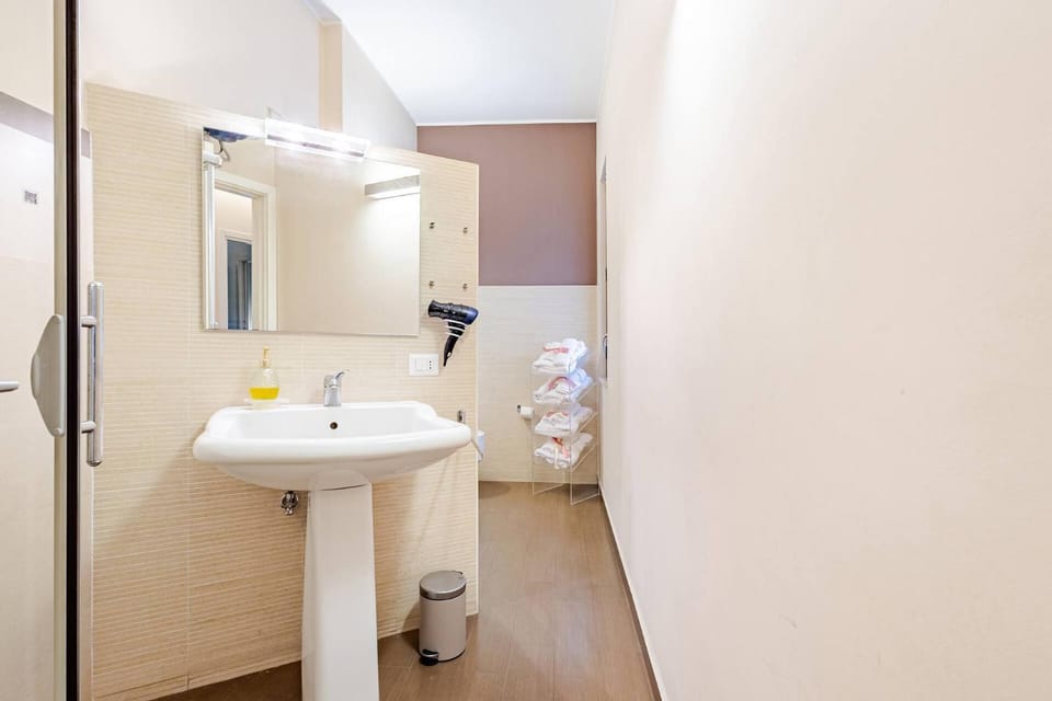 Shower, Toilet, Bathroom, hair dryier, heating, towels