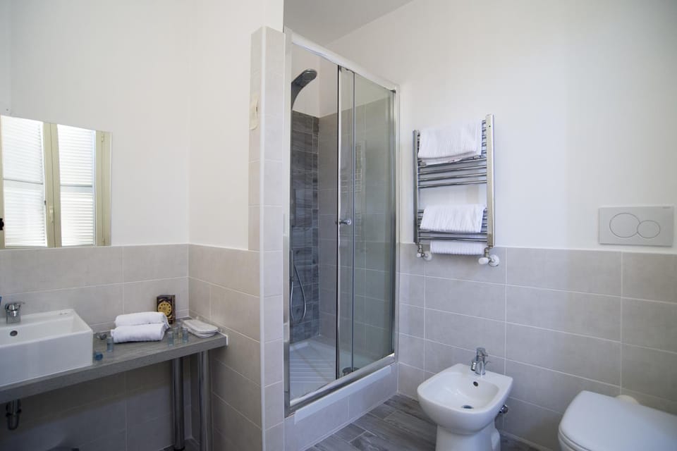 Shower, Day, Bathroom, Other, On site, Seasons