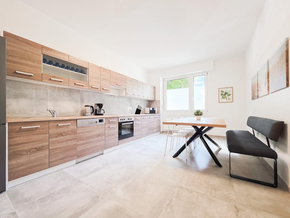 Coffee/tea facilities, Dining area, dishwasher, microwave, oven, stove, kitchen