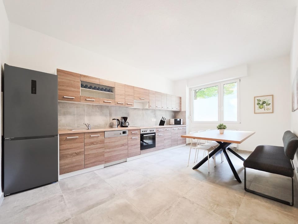 Coffee/tea facilities, Dining area, dishwasher, microwave, oven, stove, kitchen