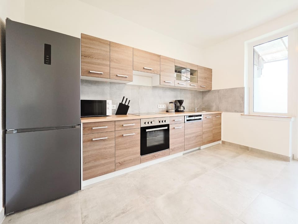 Coffee/tea facilities, Dining area, dishwasher, microwave, oven, stove, kitchen