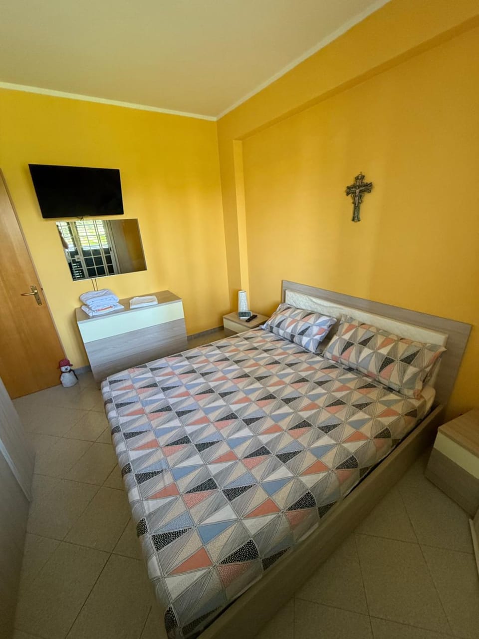 Bed, TV and multimedia, Photo of the whole room, Bedroom
