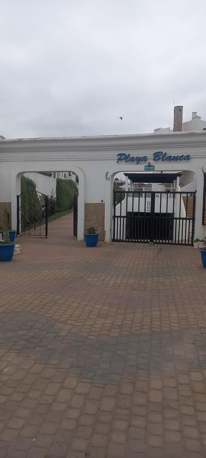 Vue Mer & Sérénité, Appartement Chic avec Piscine à Dar Bouazza Apartment in Casablanca-Settat