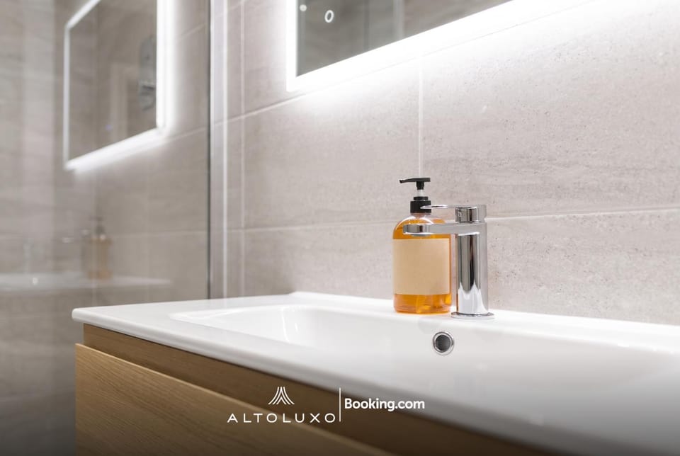 The Salt Room Modern 1 Bedroom Home By AltoLuxo Short Lets Serviced Accommodation With Free Wifi & Parking House in Scotland