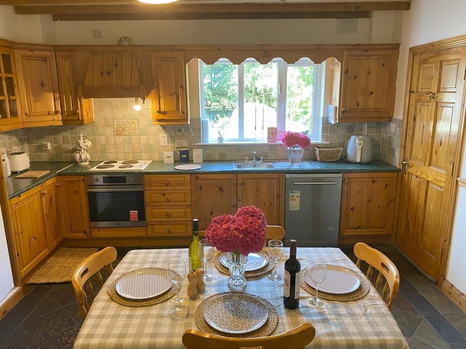 Coffee/tea facilities, Kitchen or kitchenette, Dining area, dishwasher, oven, stove, toaster