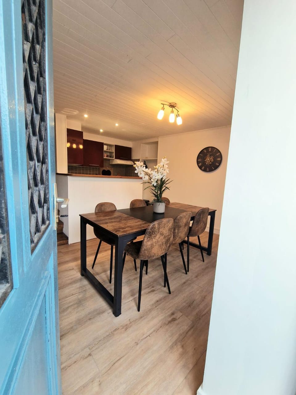 Kitchen or kitchenette, Living room, Seating area, Dining area, stove