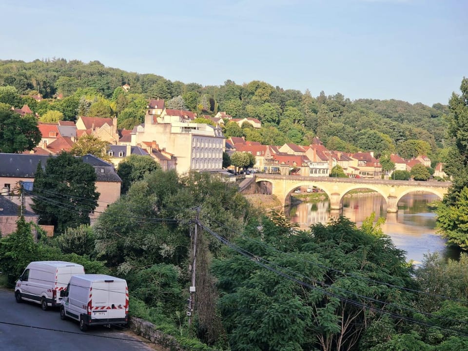 Neighbourhood, Natural landscape, City view, Landmark view, River view, Street view, Location