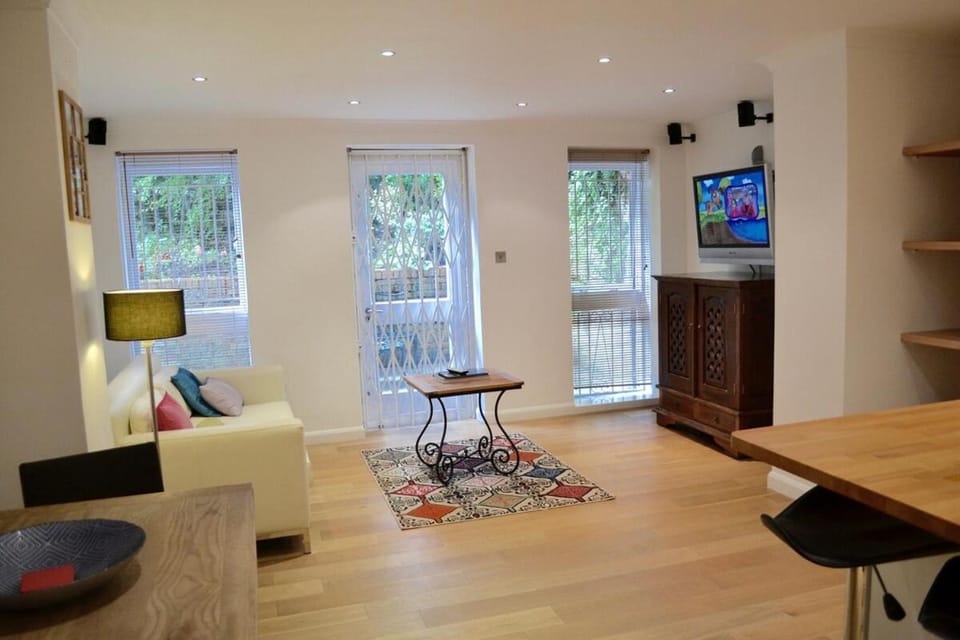 Communal lounge/ TV room, TV and multimedia, Living room, Seating area, Dining area