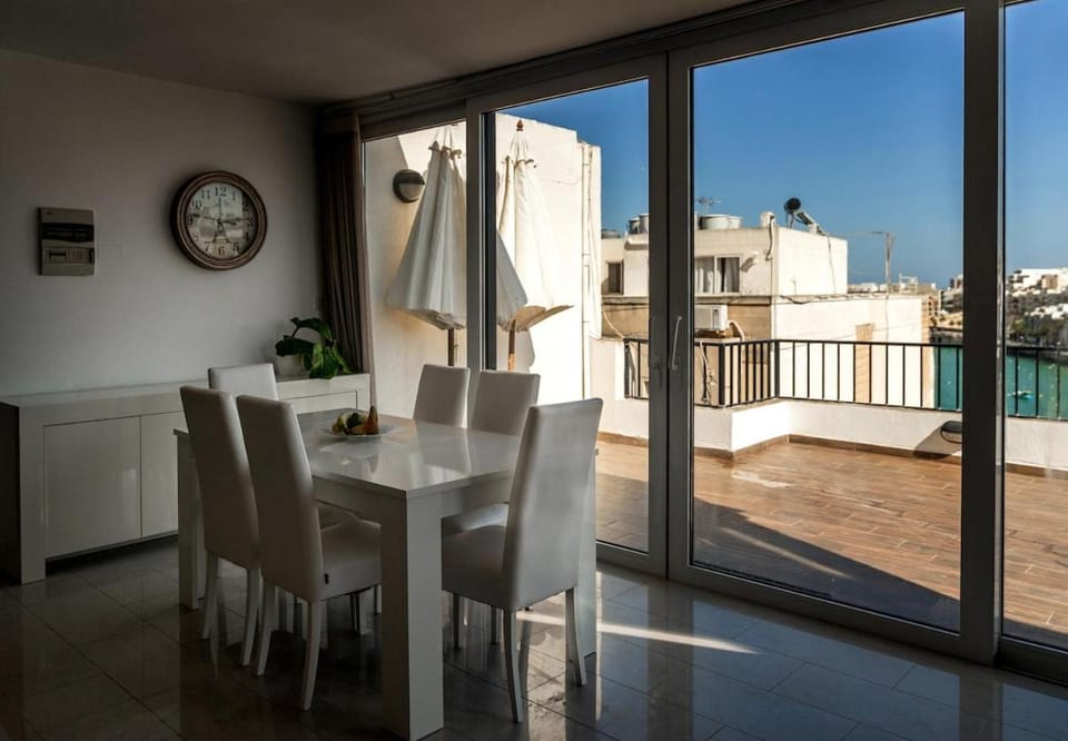 Patio, Natural landscape, View (from property/room), Balcony/Terrace, Living room, Seating area, Dining area, Sea view