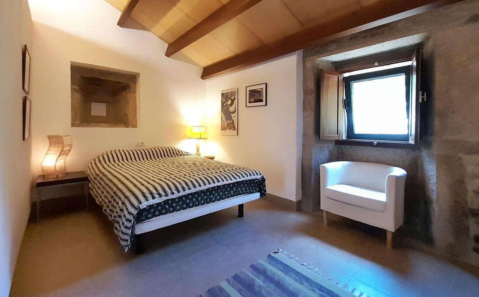 Bed, Seating area