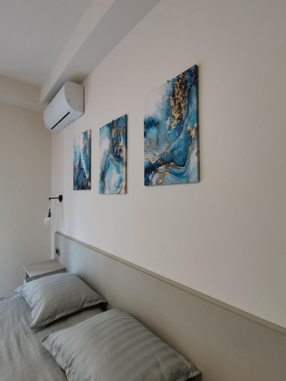 Bed, Photo of the whole room, Bedroom, air conditioner