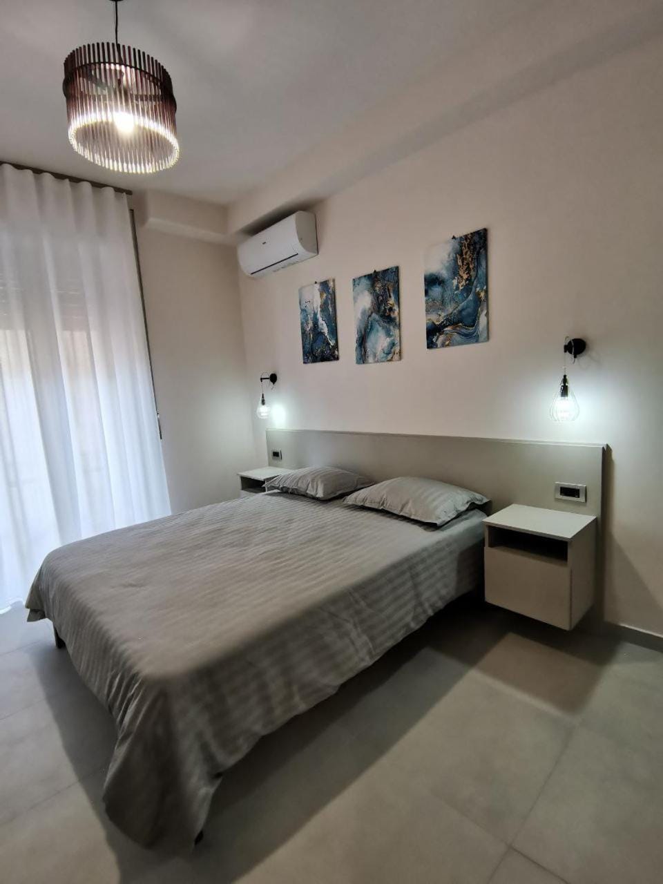 Bed, Photo of the whole room, Bedroom, air conditioner