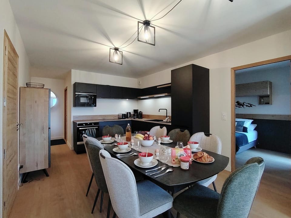 Kitchen or kitchenette, Dining area