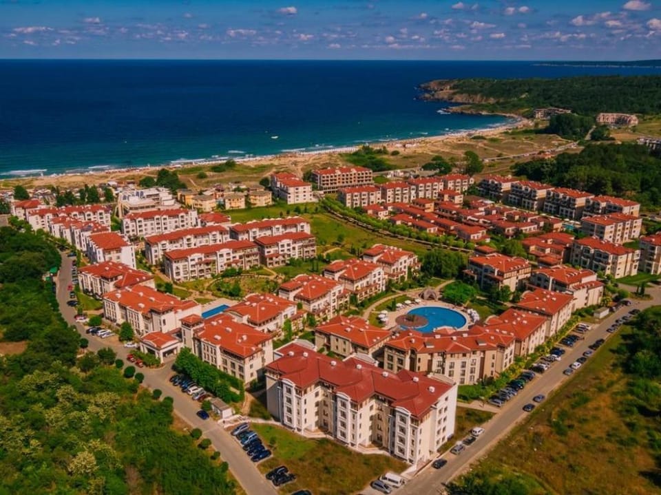 Property building, Nearby landmark, Bird's eye view, Beach, Sea view, Location
