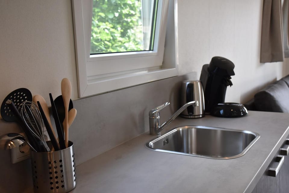 Coffee/tea facilities, Kitchen or kitchenette, dishwasher, stove