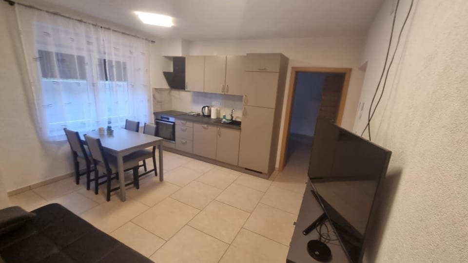 Living room, Dining area, oven
