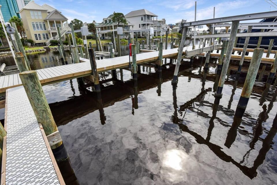 Sleeps 12, boat slip, pool, beach access House in Orange Beach