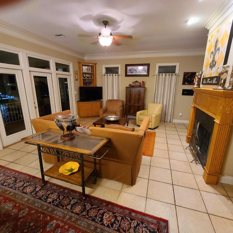 Sleeps 12, boat slip, pool, beach access House in Orange Beach