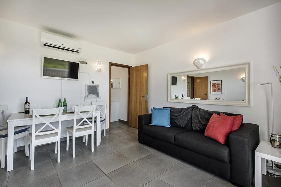 TV and multimedia, Living room, Seating area, Dining area, air conditioner