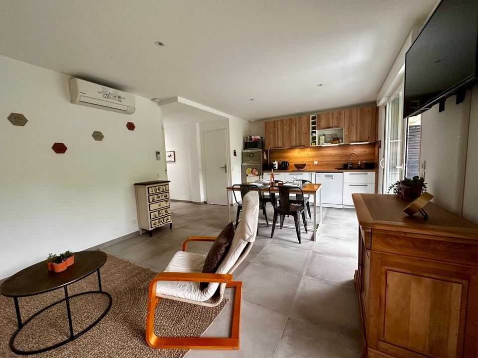 Kitchen or kitchenette, Dining area, stove