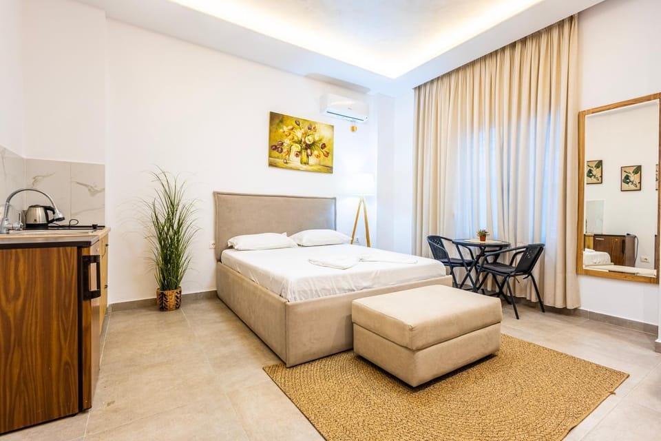 Bed, Living room, Photo of the whole room, Seating area, Bedroom