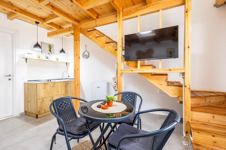 TV and multimedia, Kitchen or kitchenette, Living room, Seating area, Dining area