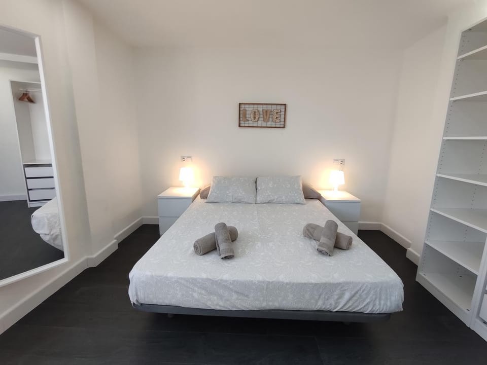 Photo of the whole room, Bedroom