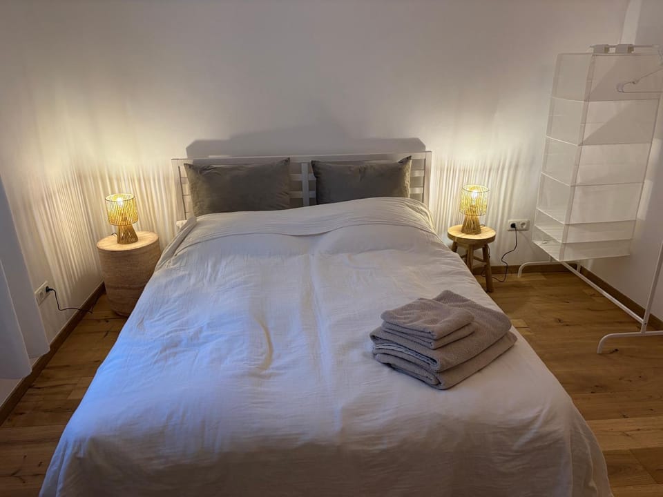 Bed, Photo of the whole room, towels