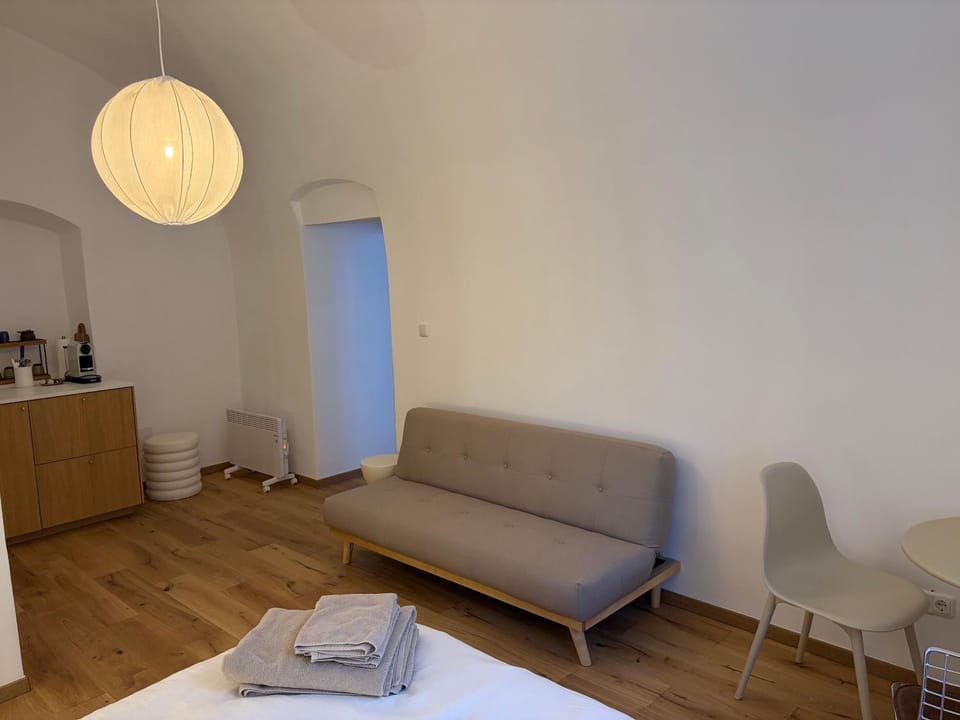 Photo of the whole room, Seating area