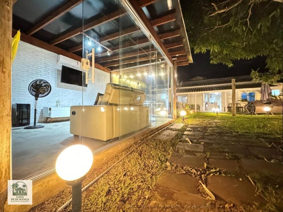 Casa de Condomínio com Piscina Aquecida, Ofurô Japonês, Churrasqueira, EV charger, BIG TV e 3 Suítes House in Caraguatatuba